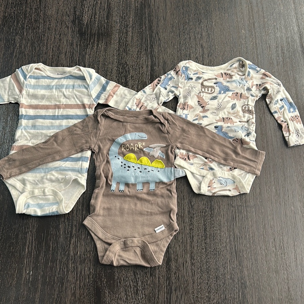 Lot of 3 gerber body suits 6-9months